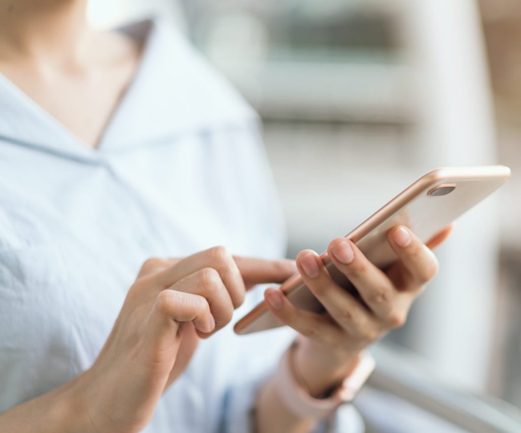 Des mains qui tiennent un smartphone