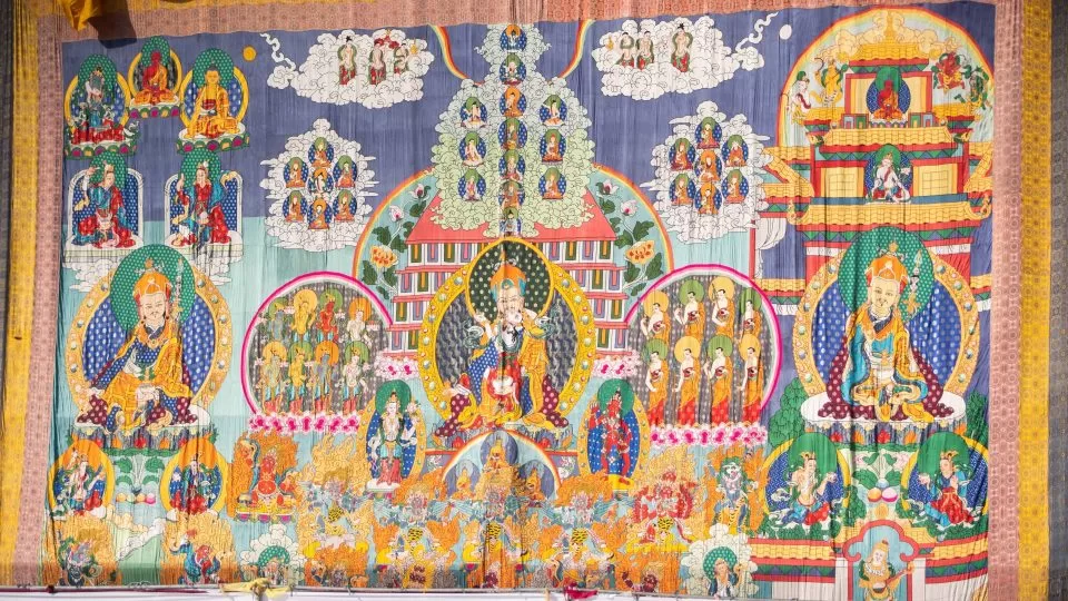 La grande thangka de Gourou Rinpoché exposée au monastère des moniales à Kopan.