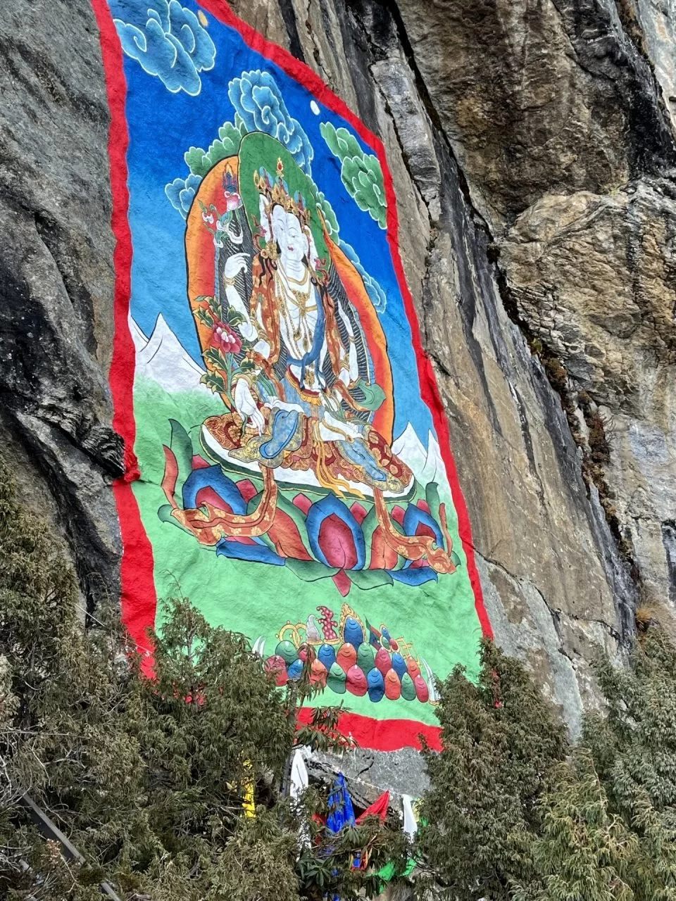 Peinture de 10 m. de haut d’Amoghapasha sur la falaise de Druka Karma, à Lawoudo.