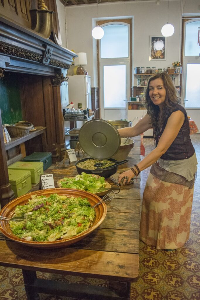 A student serving at Institut Vajra Yogini