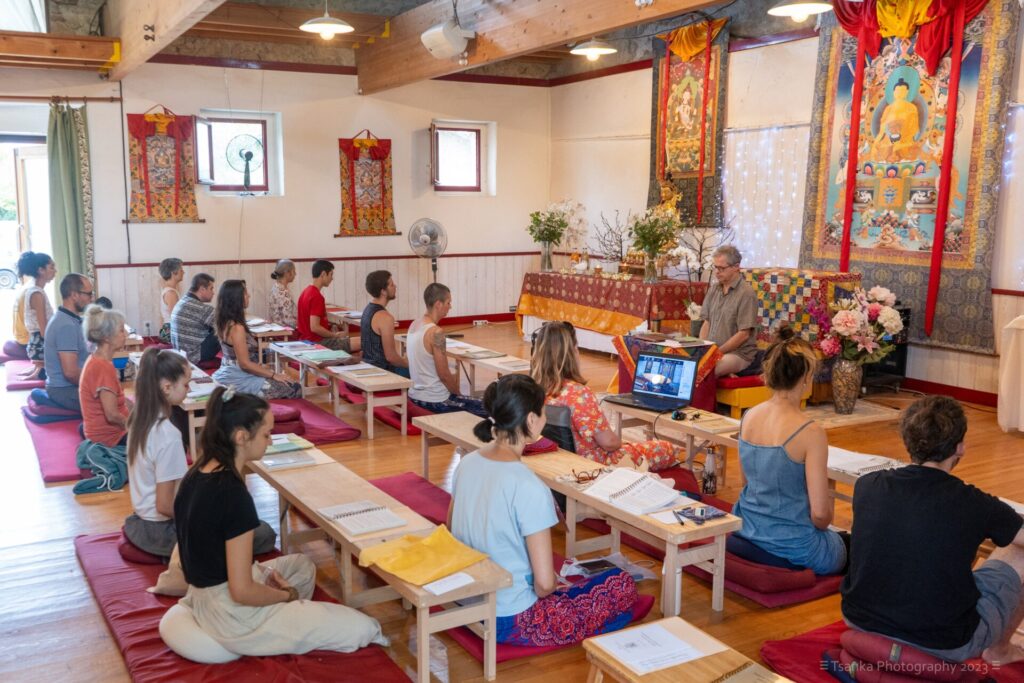 A group of students practicing together at the Institut Vajra Yogini